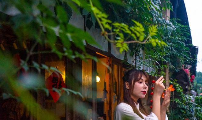南京“水果年货”甜蜜热销,车厘子、草莓降价明显